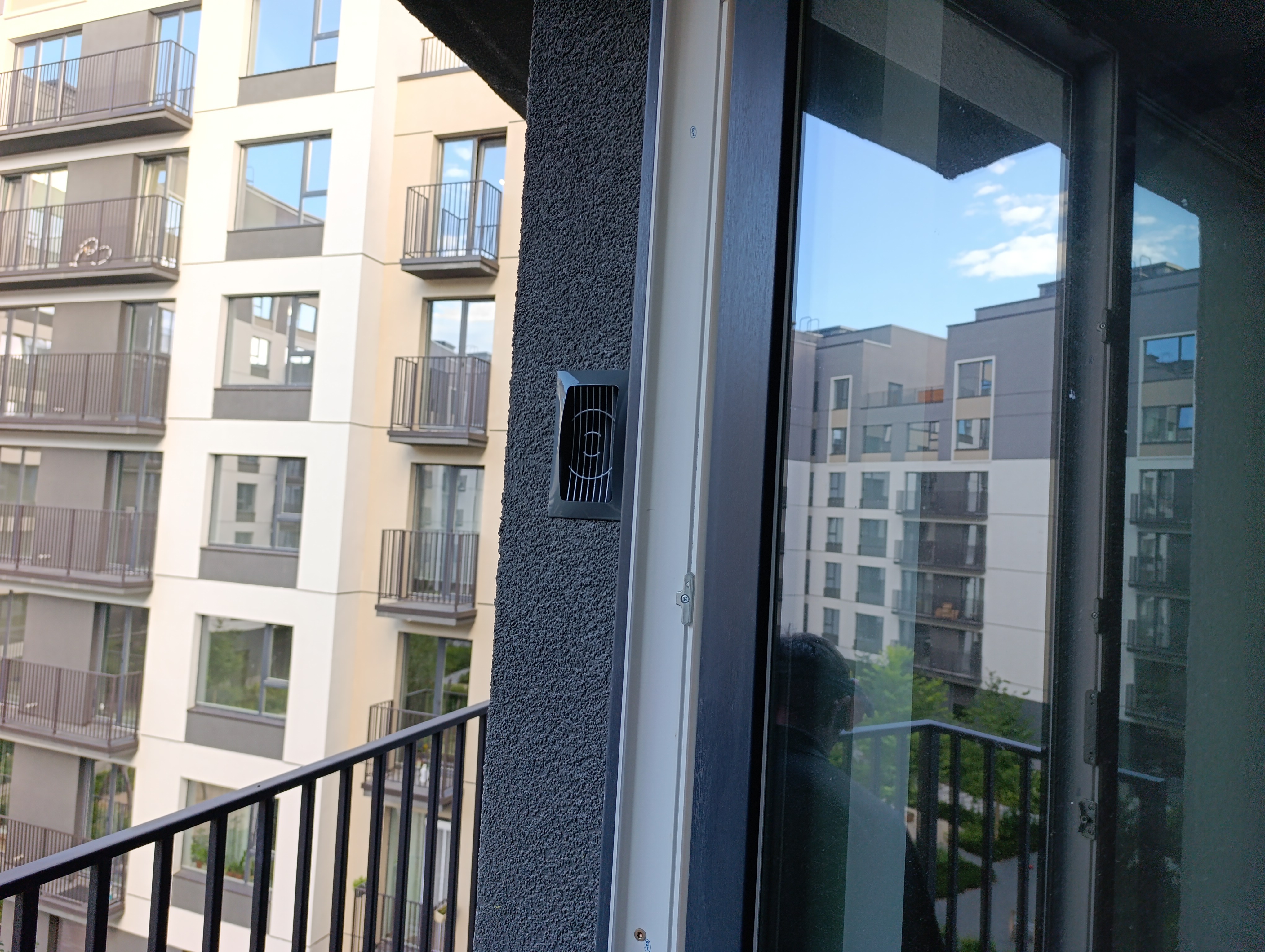 Мокрый фасад: вывод бризера через откос окна