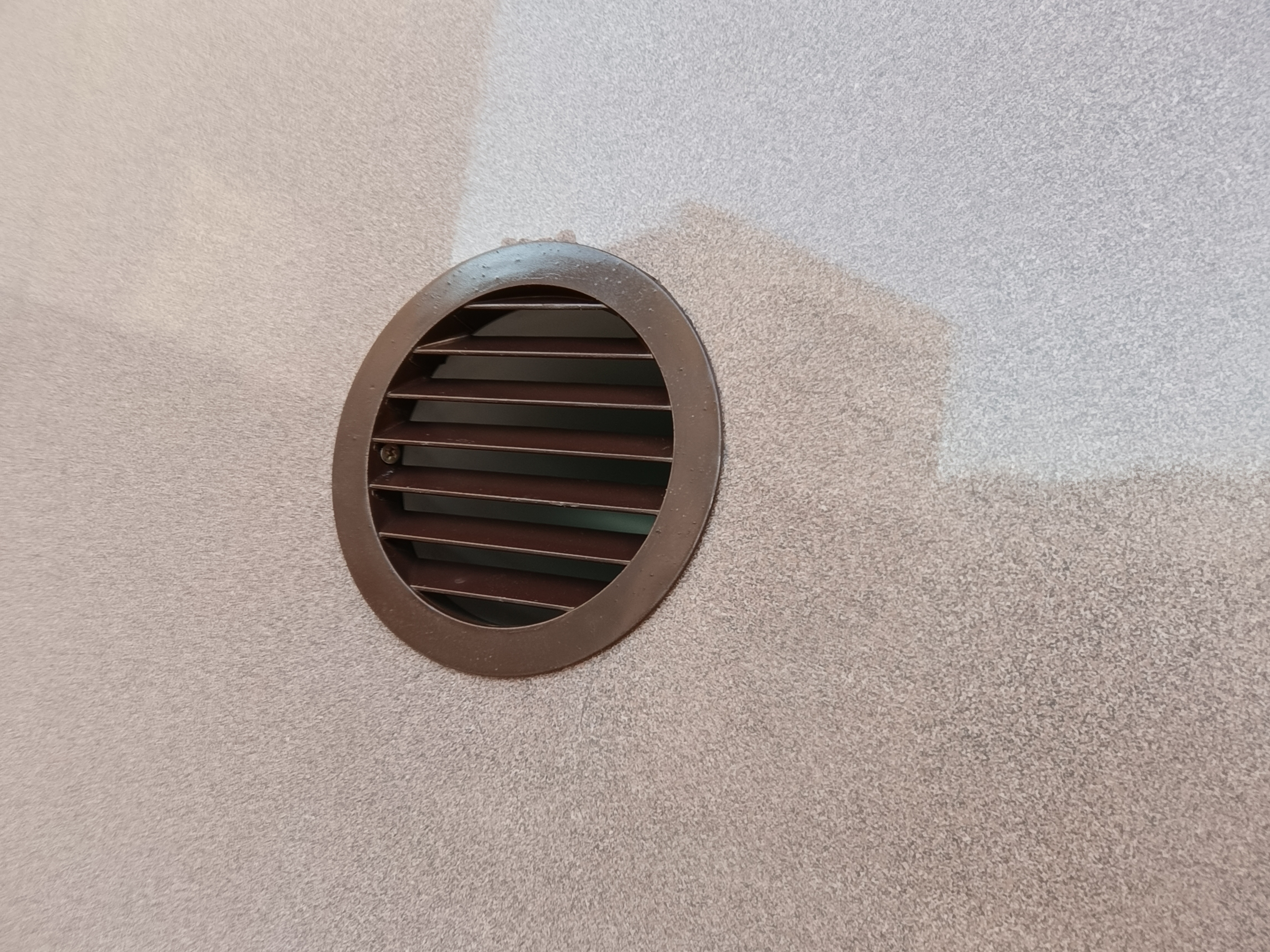 Монтаж бризера в откос окна на фасаде из керамогранита