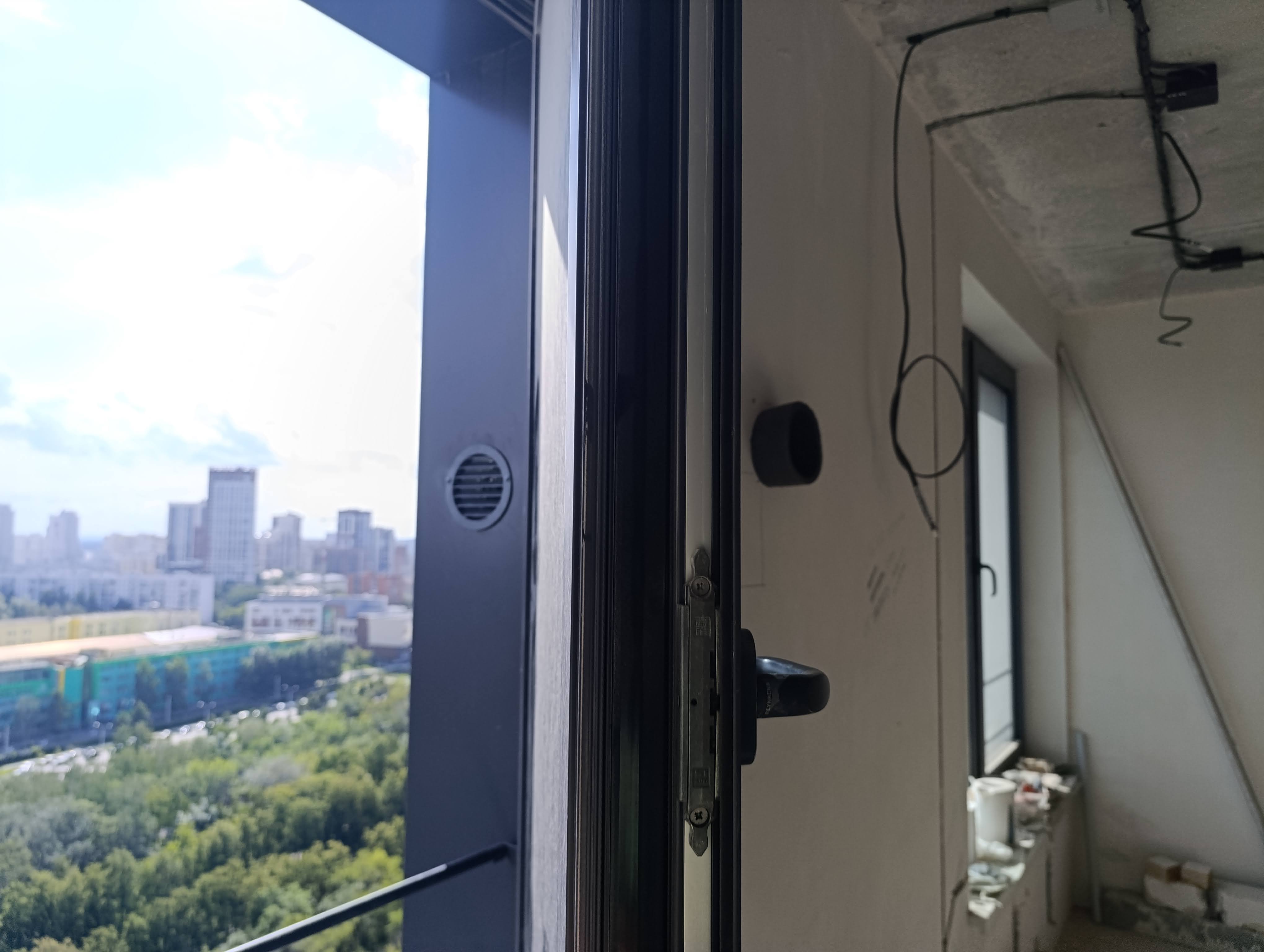 Бризер на откосе окна, металлополимерный фасад