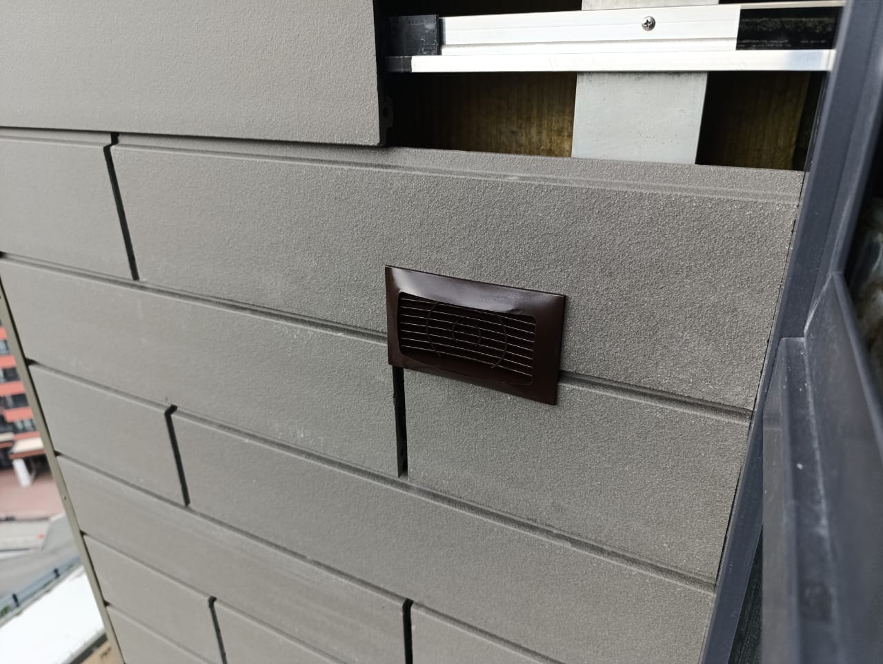 Монтаж бризера в откос, клинкерный фасад